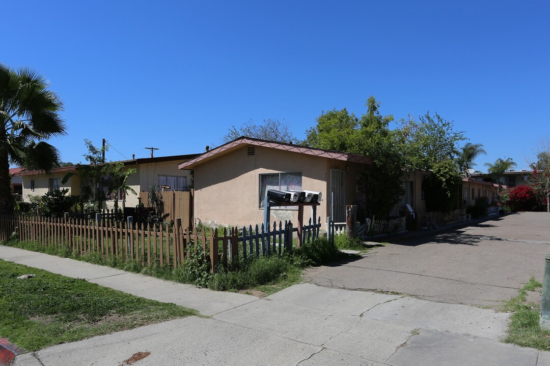 354-364 E Pennsylvania Ave in Escondido, CA - Foto de edificio