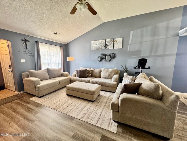 1096 W E Ross Pkwy in Southaven, MS - Building Photo - Building Photo