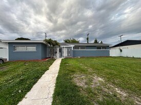 11001 SW 180th St in Miami, FL - Building Photo