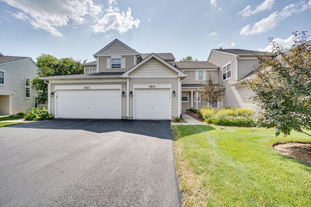 2855 Vernal Ln in Naperville, IL - Building Photo