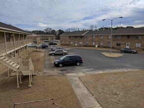 St. John Apartments in Dyersburg, TN - Foto de edificio - Building Photo