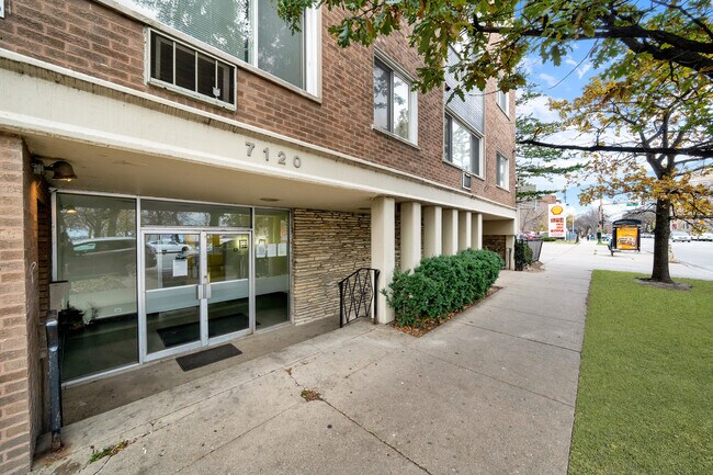 7120 N Sheridan Rd in Chicago, IL - Building Photo - Building Photo