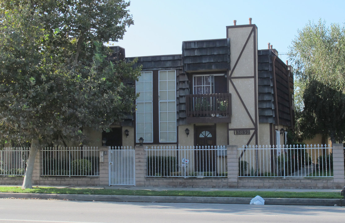 13832 Vanowen St in Van Nuys, CA - Foto de edificio