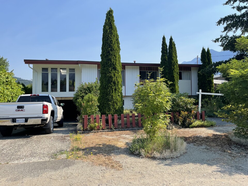 577 Rupert St in Hope, BC - Building Photo