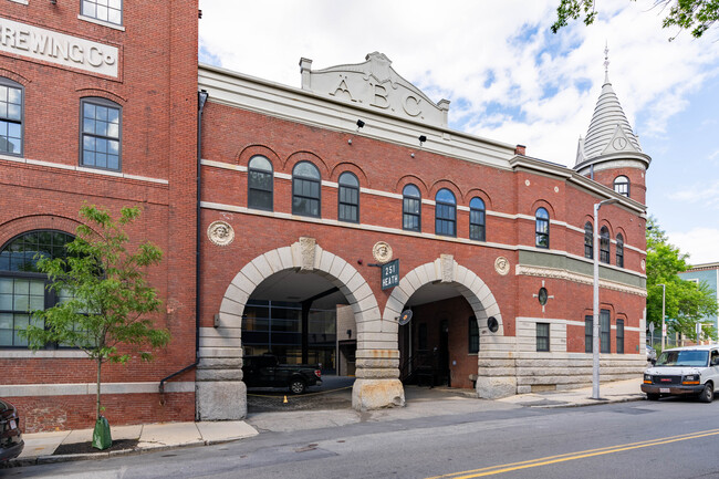 Brewery Lofts Condominium in Jamaica Plain, MA - Foto de edificio - Building Photo