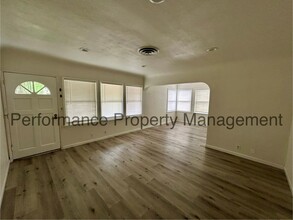 2520 Loma Linda Dr in Bakersfield, CA - Foto de edificio - Building Photo