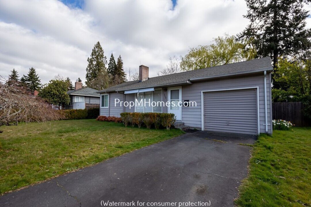 200 SW 137th Ave in Beaverton, OR - Building Photo