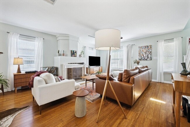 1116 Collinwood W Dr in Austin, TX - Foto de edificio - Building Photo