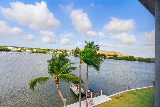 4311 Crystal Lake Dr in Pompano Beach, FL - Building Photo - Building Photo