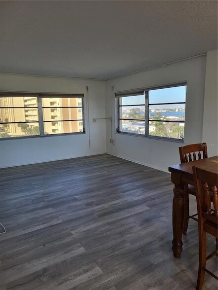 4650 Cove Cir, Unit 611 in St. Petersburg, FL - Building Photo - Building Photo