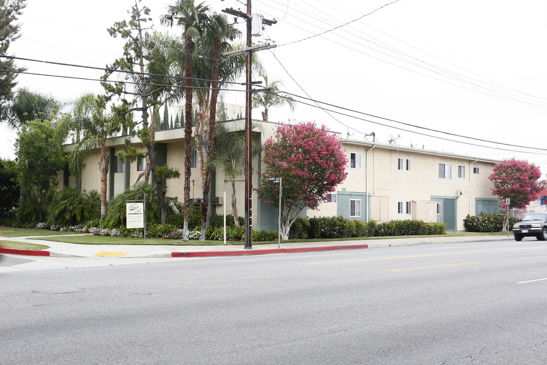 Donna East in Reseda, CA - Building Photo