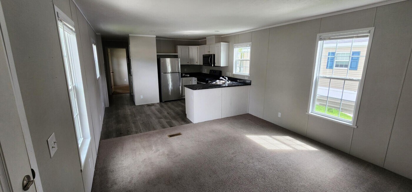 2467 8 Mile Rd in Kawkawlin, MI - Building Photo