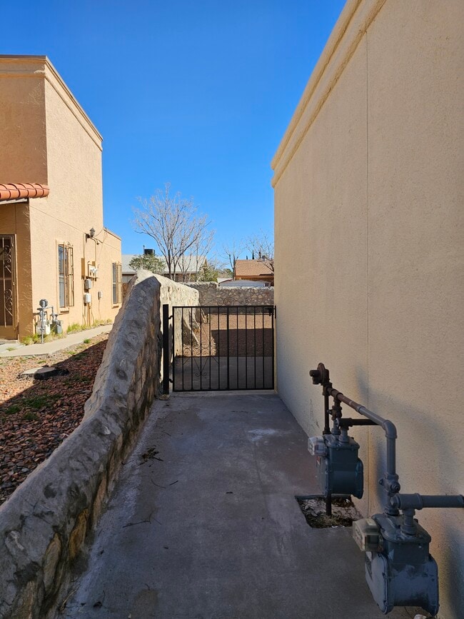 1556 Common Dr in El Paso, TX - Building Photo - Building Photo