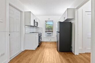 1721 SW 21st Ter in Miami, FL - Foto de edificio - Building Photo