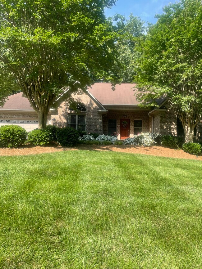 3280 Midkiff Rd, Unit 1 in Winston-Salem, NC - Foto de edificio - Building Photo
