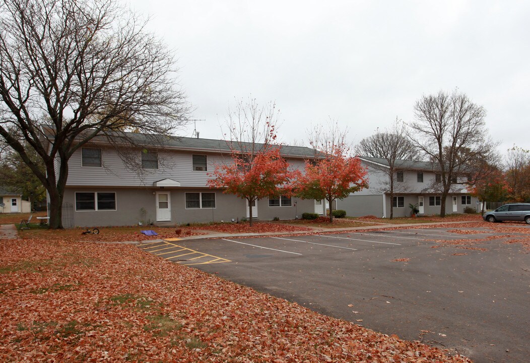 412 Griffey St in River Falls, WI - Building Photo