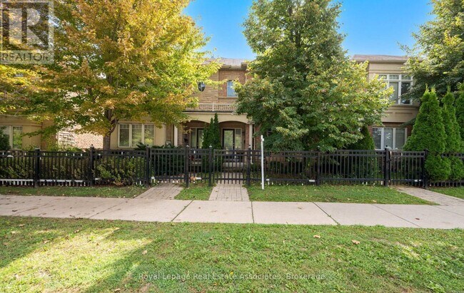 2022 Lakeshore Rd W in Mississauga, ON - Building Photo - Building Photo