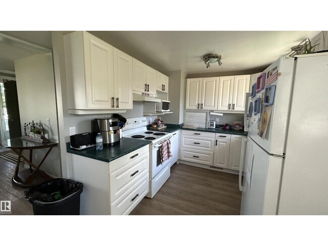 4308-4345 45 Ave in Bonnyville, AB - Building Photo - Building Photo