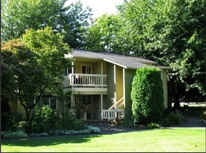 Canby Village in Canby, OR - Foto de edificio - Building Photo