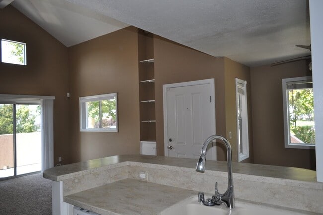 24401 Valle Del Oro in Santa Clarita, CA - Building Photo - Building Photo