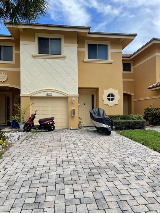 4360 Berkshire Wharf Dr in Lake Worth Beach, FL - Building Photo