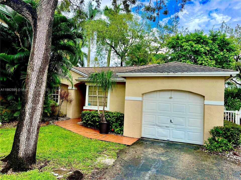 11904 NW 12th St in Pembroke Pines, FL - Foto de edificio
