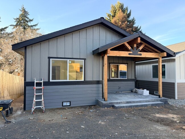 460 N James Ave in East Wenatchee, WA - Building Photo - Building Photo