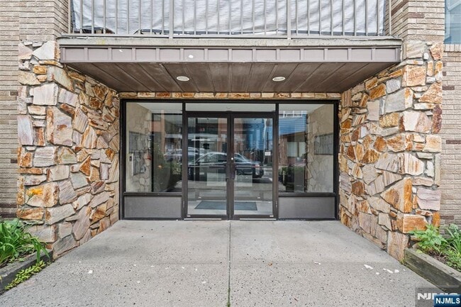 314 palisade in Fort Lee, NJ - Building Photo - Building Photo
