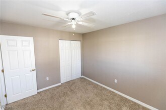 417 SE 21st Terrace in Cape Coral, FL - Foto de edificio - Building Photo