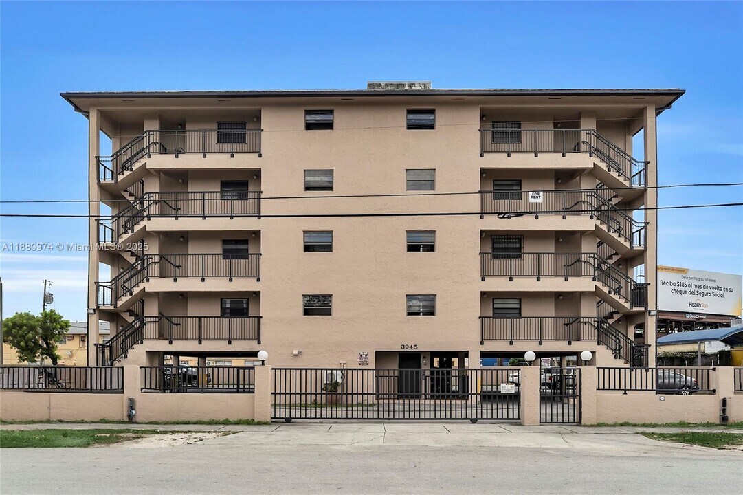 3945 SW 89th Ave in Miami, FL - Building Photo