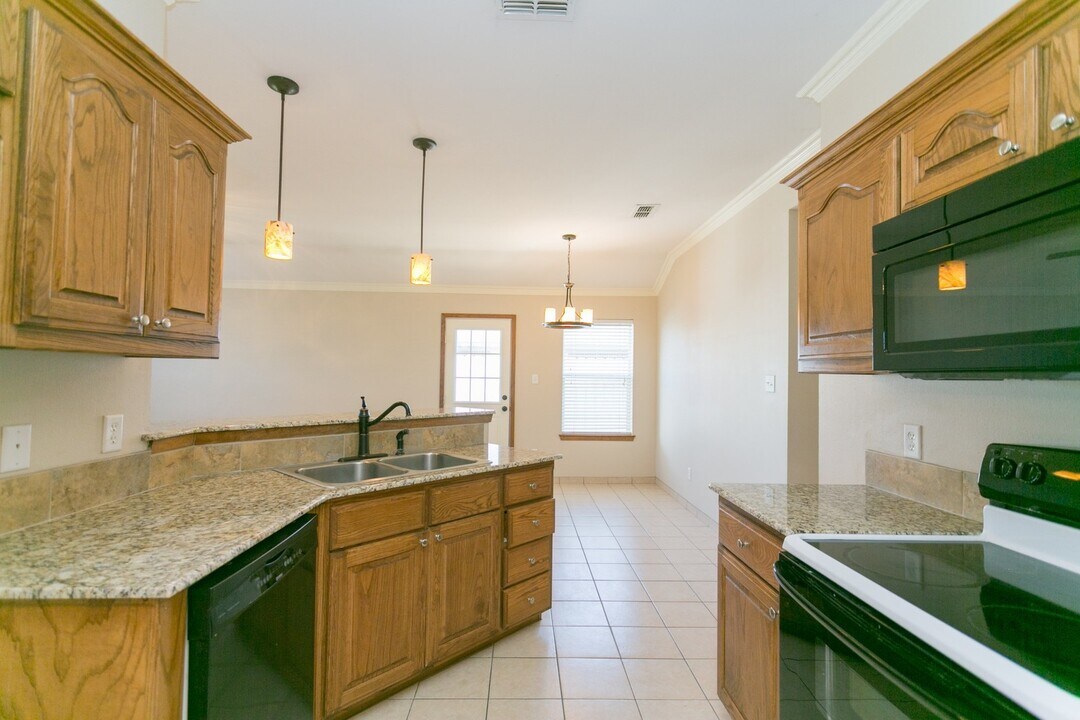 16140 Rolling Meadows Dr in Lindale, TX - Building Photo