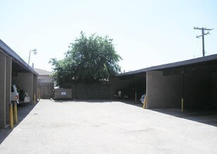 2165 Raymond Ave in Altadena, CA - Foto de edificio - Building Photo