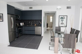 415 Le Doux Rd-Unit -202 in Los Angeles, CA - Building Photo - Building Photo