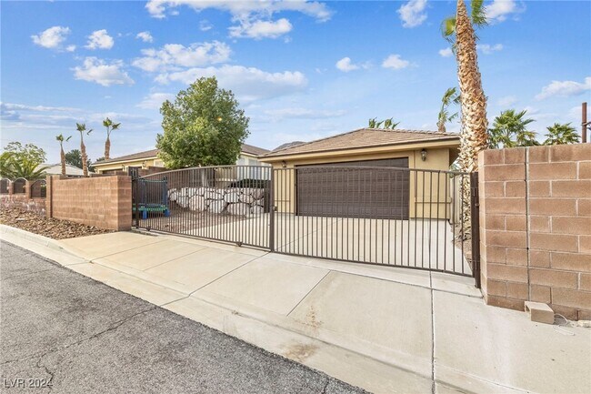 200 W Desert Rose Dr