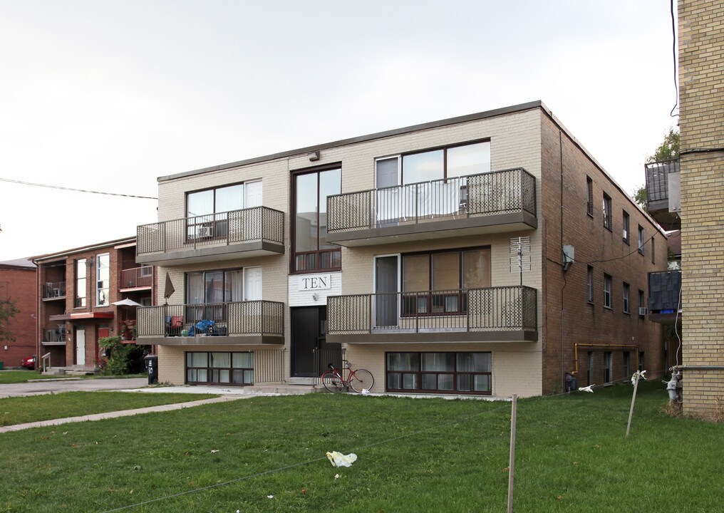 10 Wasdale Cres in Toronto, ON - Building Photo
