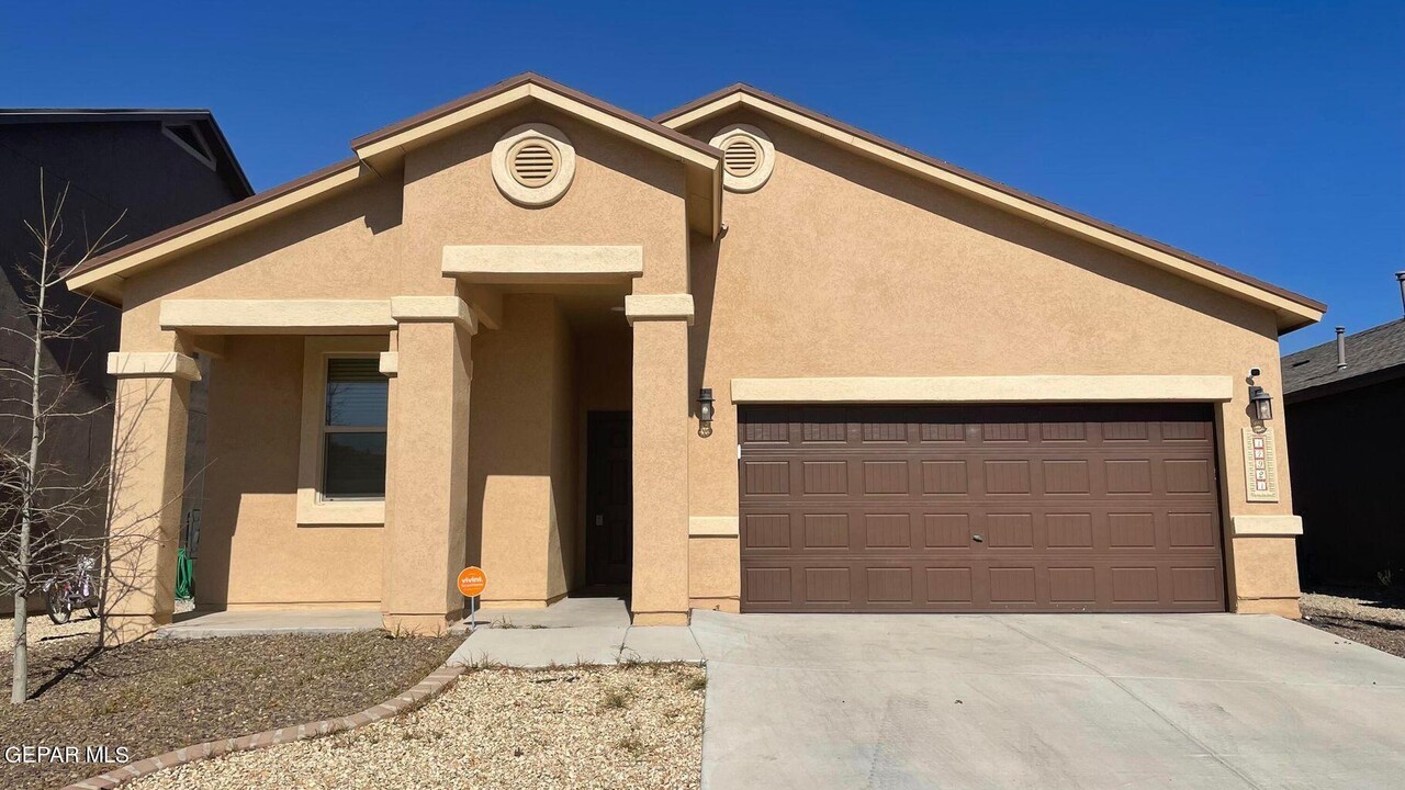 14921 Louis Baudoin in El Paso, TX - Foto de edificio