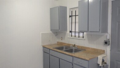8410 Brandon St in Houston, TX - Building Photo - Building Photo