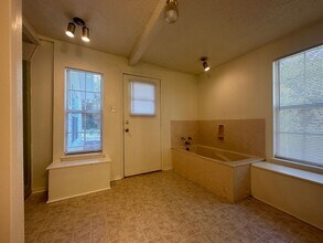11005 Woodway Dr in Waco, TX - Building Photo - Building Photo