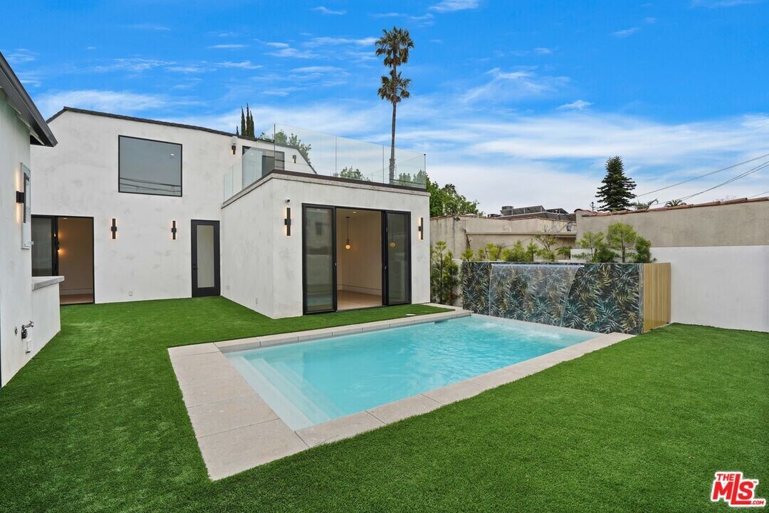 1161 Stearns Dr in Los Angeles, CA - Building Photo