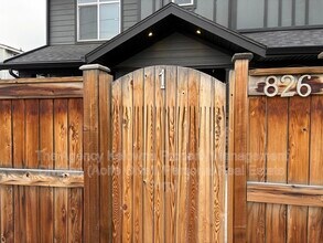 826 Cadder Ave in Kelowna, BC - Building Photo - Building Photo