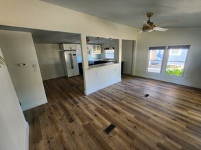 231 N John St in Pendleton, IN - Foto de edificio - Building Photo