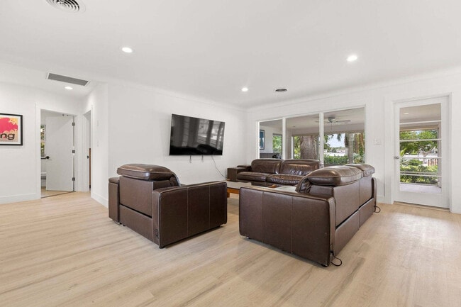 490 Coffee Pot Riviera NE in St. Petersburg, FL - Building Photo - Building Photo
