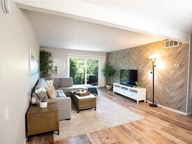 5460 White Oak Ave, Unit D building in Encino, CA - Building Photo