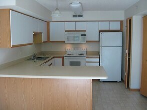 2266 Holiday Rd, Unit 301 in Coralville, IA - Building Photo - Building Photo