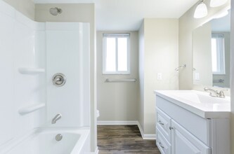 10015 Groh Rd in Grosse Ile Township, MI - Building Photo - Building Photo