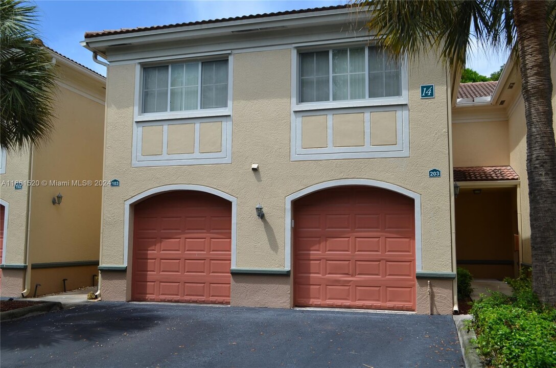 2439 Centergate Dr in Miramar, FL - Foto de edificio