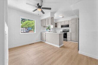 9710 S Corbett Ln in Portland, OR - Building Photo - Building Photo