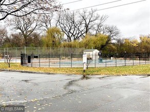 1304 W Medicine Lake Dr-Unit -306 in Minneapolis, MN - Building Photo - Building Photo