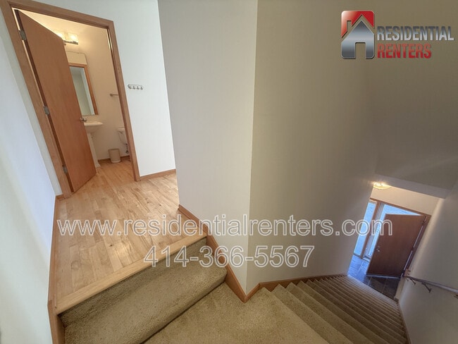 2121 N Riverboat Rd in Milwaukee, WI - Building Photo - Building Photo