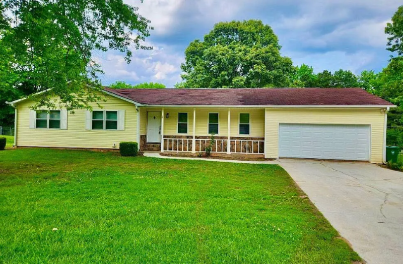 1911 Young Rd in Lithonia, GA - Building Photo